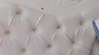 晚上的浴缸变成了一个热辣的网络摄像头会话