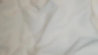 大学啦啦队长和足球运动员偷偷溜走,度过了激情的一夜