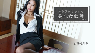 可爱的少女在被怀疑偷窃后脱衣进行脱衣搜查