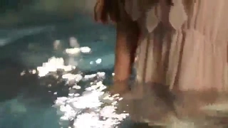 胸部丰满的棕发女郎以惊人的口交技巧赢得大鸡巴比赛