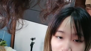 通学电车饥渴学妹~趁男友不在~给我操无套内射！！