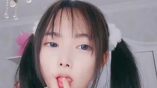 #撸管必看 嫩逼毛发稀疏的表妹，忍不住就无套中出了 😍
