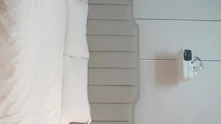 【全程露脸，微乳女神】04超颜值女神跪地口交，深喉反胃～