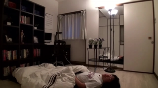 年轻的啦啦队长在营地里变得肮脏